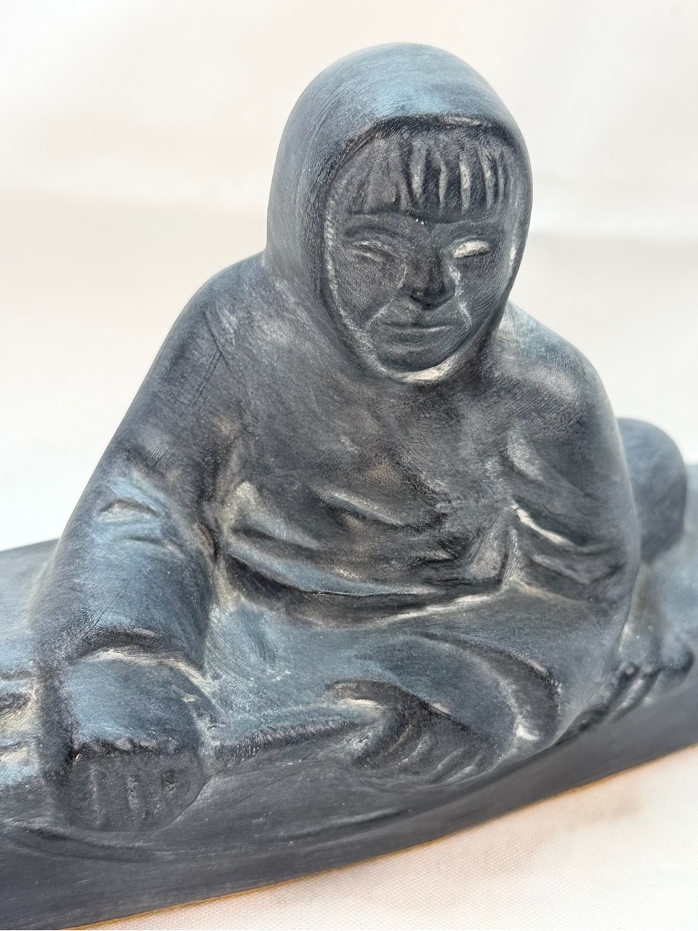 Vintage Canada Ceramic Faux Soapstone Inuit Kayak Canoe Hunter Figurine 13” - Picture 2 of 8